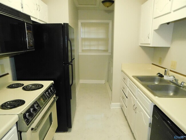 Building Photo - 2111 Epworth Dr NE