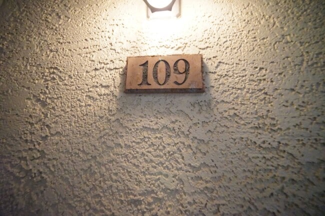 Building Photo - SHOWINGS AVAILABLE NOW