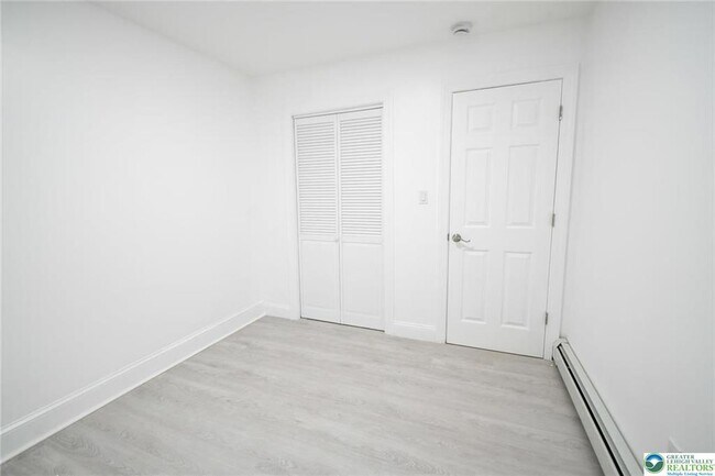 Building Photo - 459 Linden St