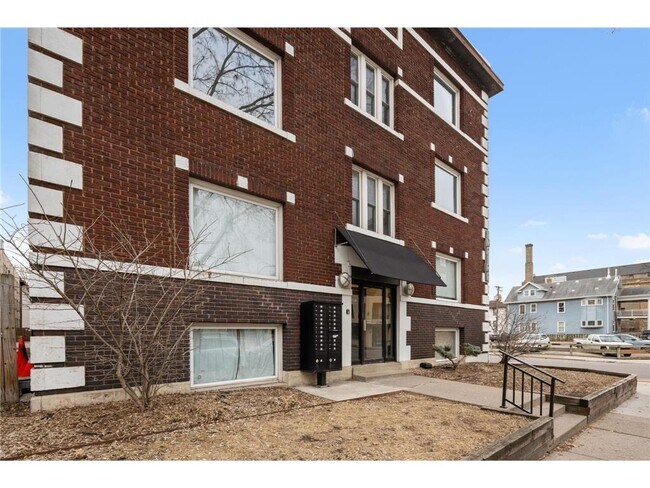 Building Photo - 2881 Irving Ave S