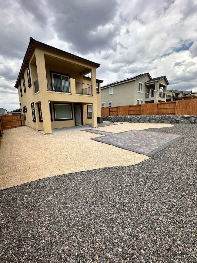 Building Photo - 4 Bedroom Beautiful Home