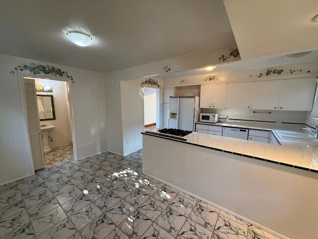 Building Photo - 2466 Montavista Pl W