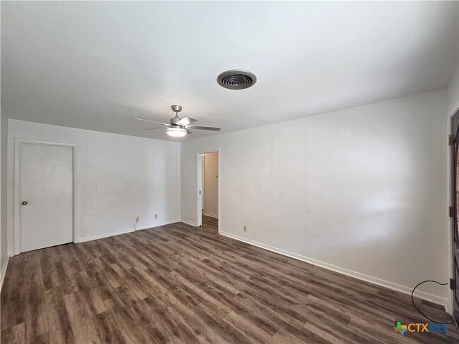 Building Photo - 1401 W Ave B