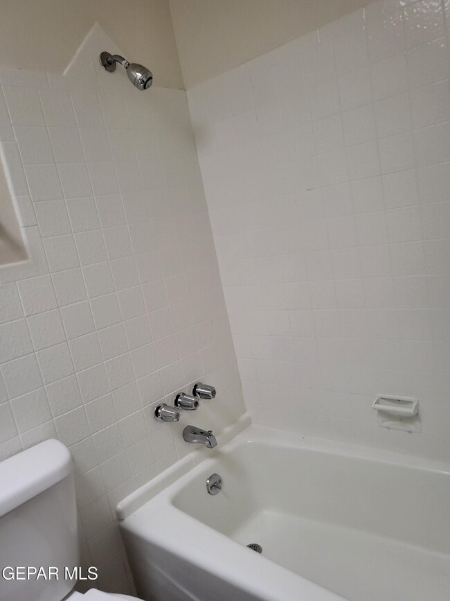 Building Photo - 3453 Hollyglen St