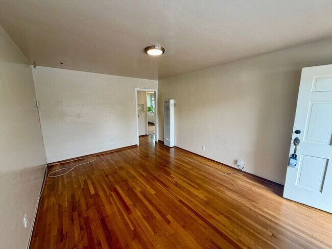 Building Photo - 2 bedroom 1 bath apartment in Downtown Monterey!
