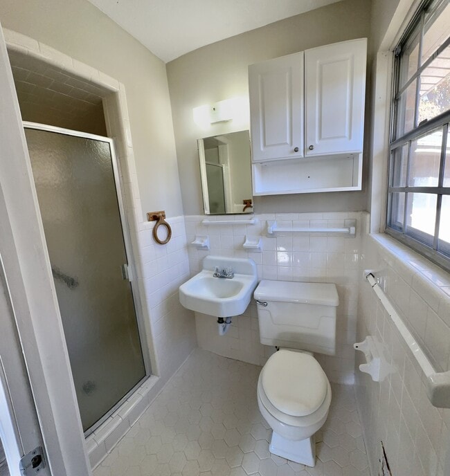 Building Photo - 2805 2nd Pl NW