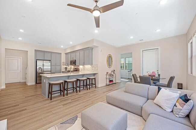 Building Photo - 2 Bed 2 Bath (plus a den) Gala Condo