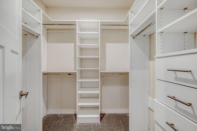 Building Photo - 6425 Greenleigh Ave