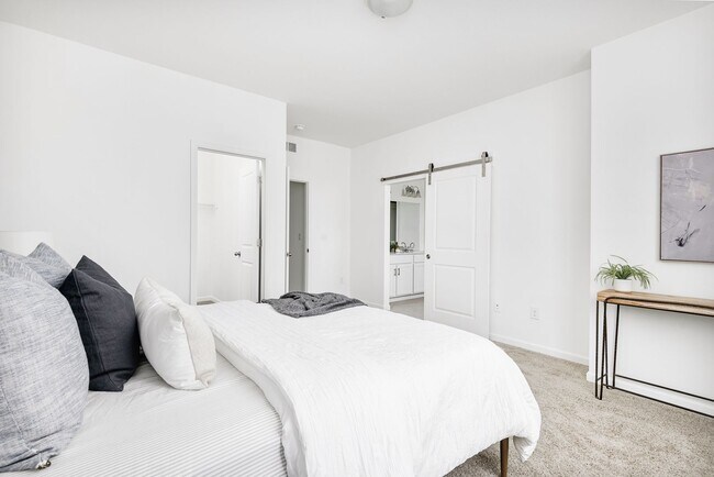 Building Photo - Spacious 3 Bedroom, 3 Bath Townhome located in Arapahoe County available for Summer Move In for t...