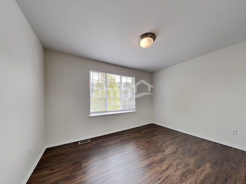 Building Photo - 304 Phoenix Ave SW