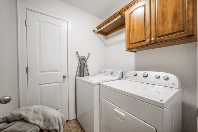 Building Photo - 3960 W Mountain View Dr