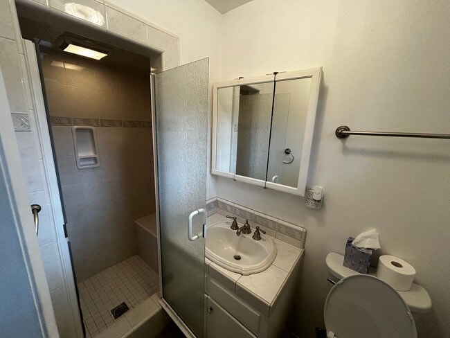 Building Photo - 3 Bedroom house two blocks from the shell ...