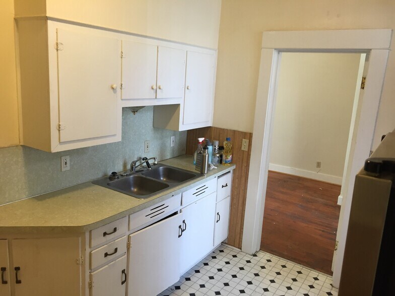 Building Photo - 8007-8015-8015 N Denver Ave