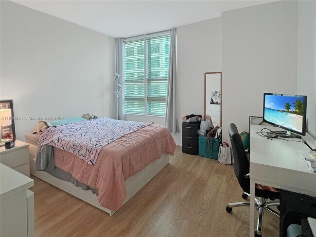 Building Photo - 950 Brickell Bay Dr