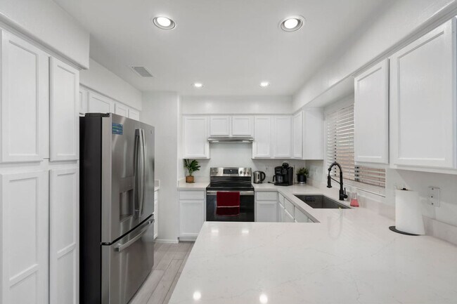 Building Photo - 13682 W Desert Flower Dr