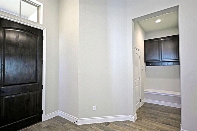 Building Photo - 588 Vale Ct