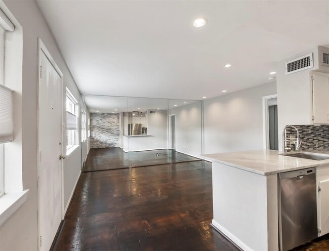 Building Photo - 309 Stratford St