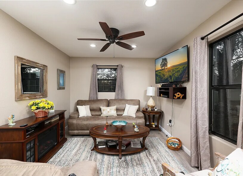 Building Photo - 103 Rio Grande Dr