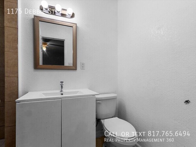 Building Photo - 1175 Debbie Dr
