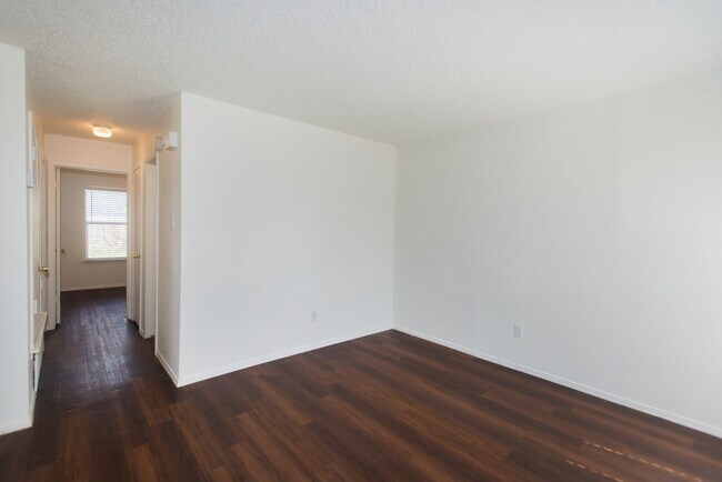 Building Photo - 6000 Tracy Lynn Ln
