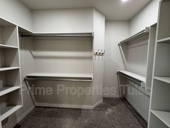 Building Photo - 528 North Willow Pl W