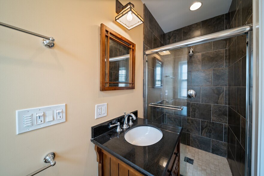 Building Photo - 721 Foster St