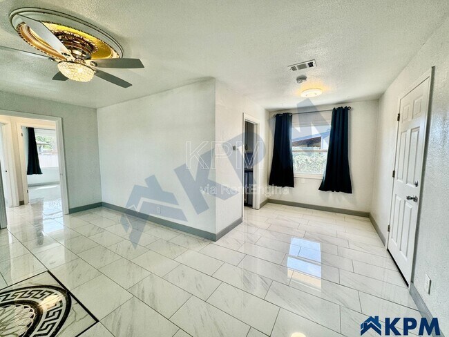 Building Photo - 2037 Lake Dr