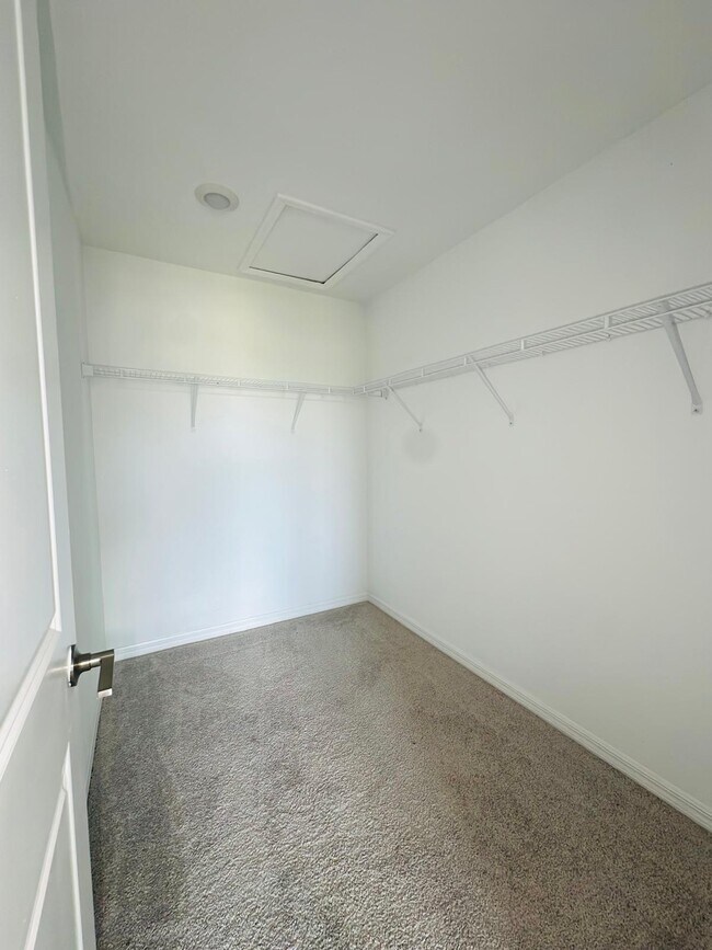 Building Photo - 2287 Portrait St