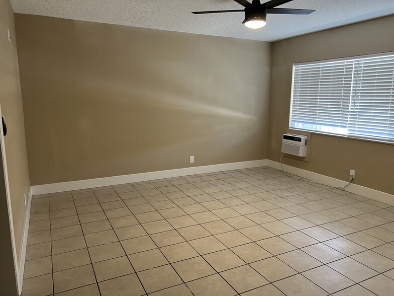 Livingroom II - 574 N Wilson Ave