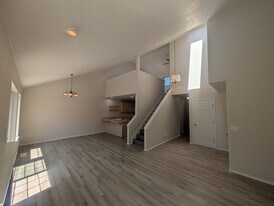 Building Photo - 6925 / 6927 Ridgetop Dr NE