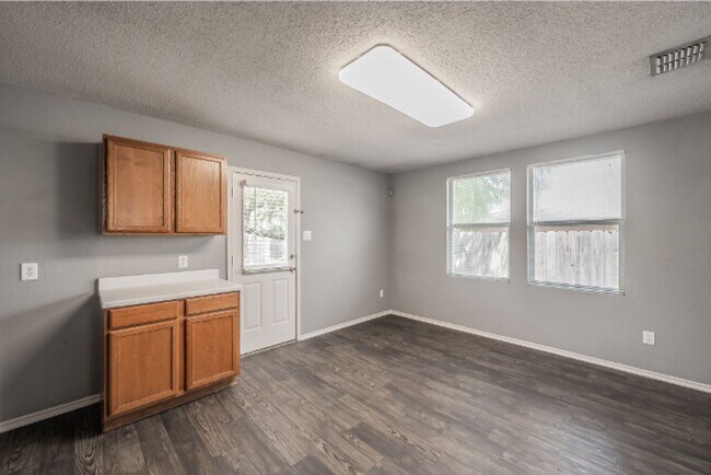 Building Photo - 3327 Clydesdale Dr