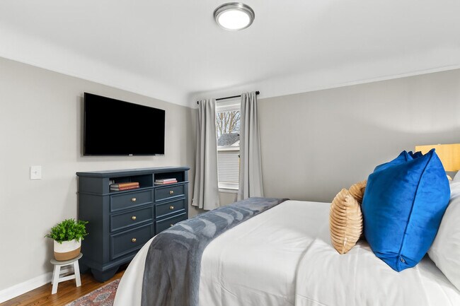 Building Photo - 8254 Mary Ann Ave