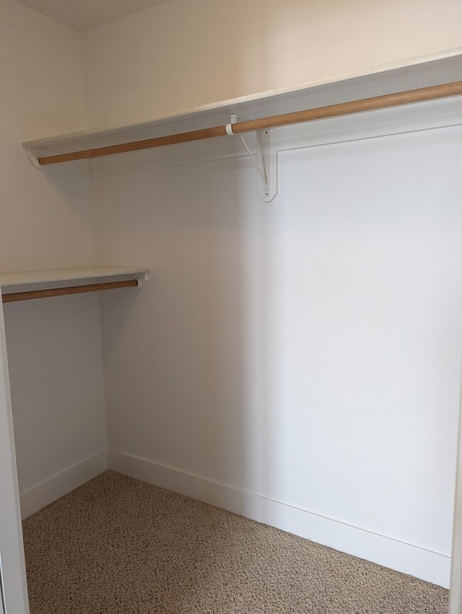 Building Photo - 1035 Rd Runner St