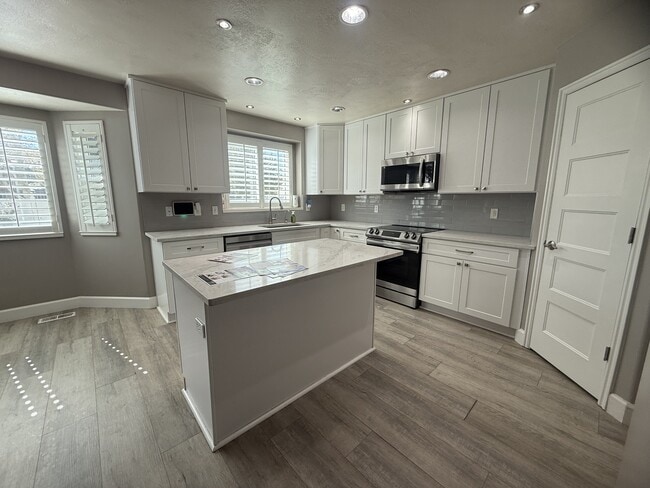Building Photo - 137 Stern Ct