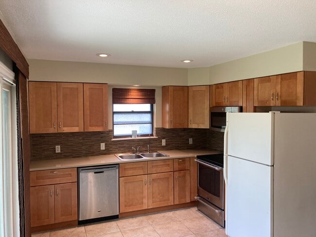 Building Photo - 1406 E Willow Dr
