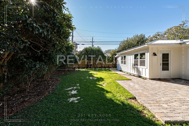 Building Photo - Perfect 3 Bd / 2 Ba Olde Towne Daphne Home!