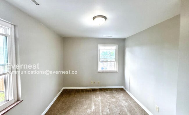 Building Photo - 992 Racine Ave