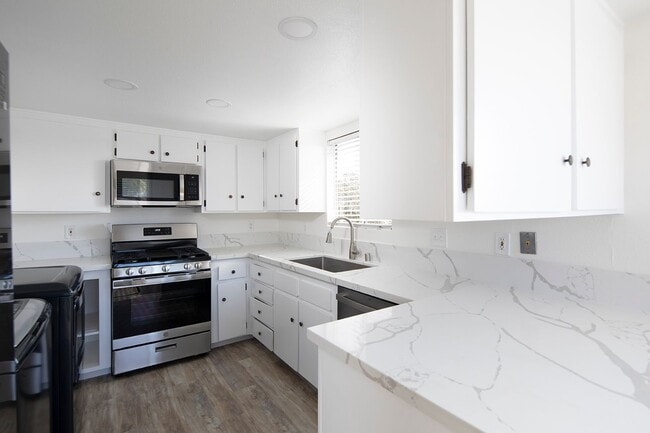 Primary Photo - *OPEN HOUSE: 8/23 9-10AM* BEAUTIFUL Remode...