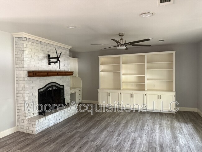 Building Photo - 3601 Oakwood Dr