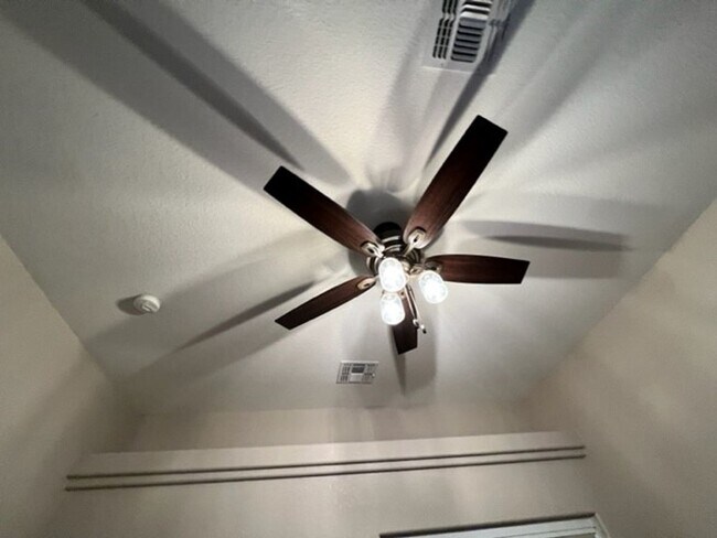 Building Photo - 3 BR LUXE Home-Walk to Colorado River, Golf & near Rotary Park.