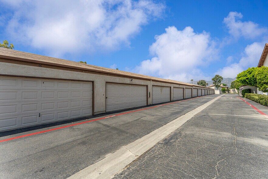Building Photo - 10341 Canoga Ave