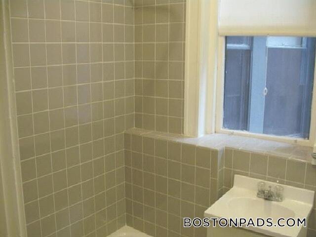 Building Photo - 137 Park Dr