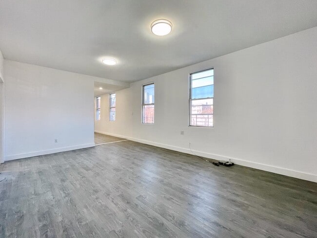 Building Photo - 389 Monmouth St