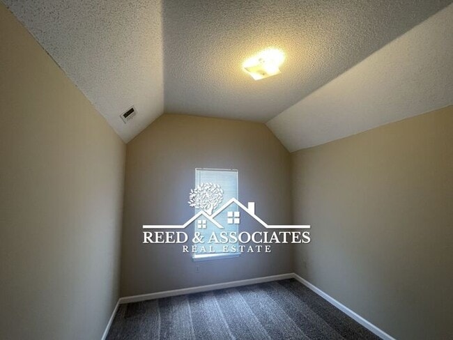 Building Photo - Charming Home Located in Quiet Cove!