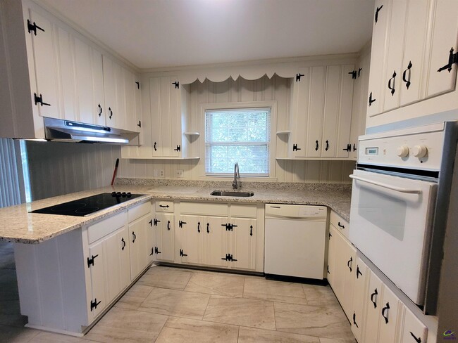 Building Photo - 2989 King Alfred Dr