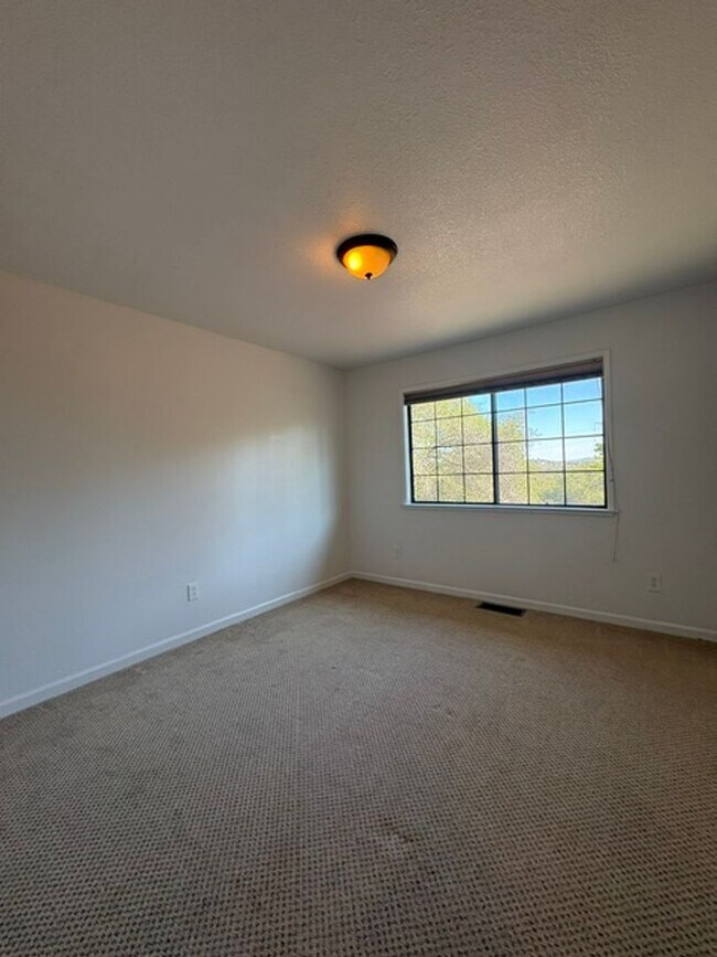 Building Photo - 12499 Incline Dr