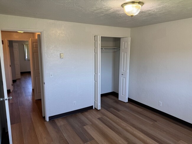 Building Photo - 2 bedroom 1 bath duplex in Cottage Grove!