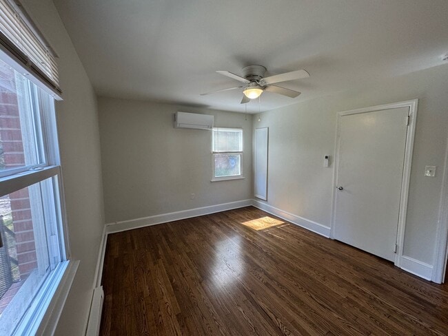 Building Photo - Central AVL - 1/1 Updated Apartment Ready ...