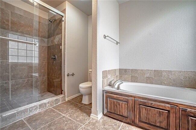 Building Photo - Spacious 4BR home in Bentonville with solar panels & Tesla EV charger!   Schedule a showing: 479-...