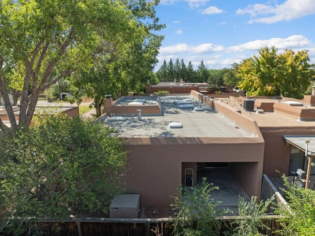 Building Photo - Adorable Townhome, 2 Master Bedroom Suites to Patio Living